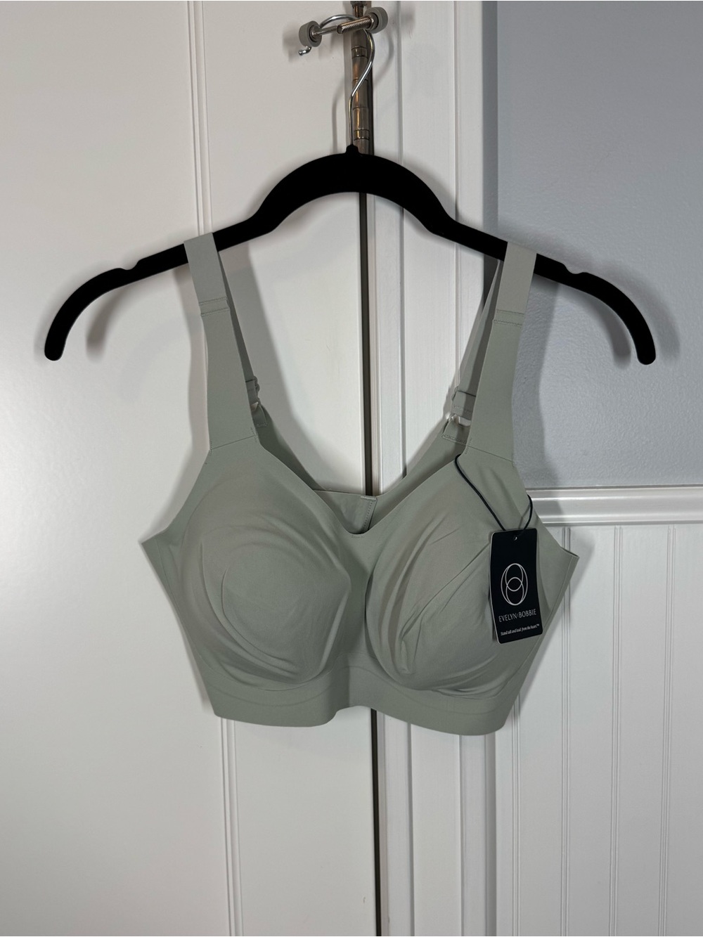 Evelyn & Bobbie Beyond Seamless Wirefree Bra Size medium in aloe NEW